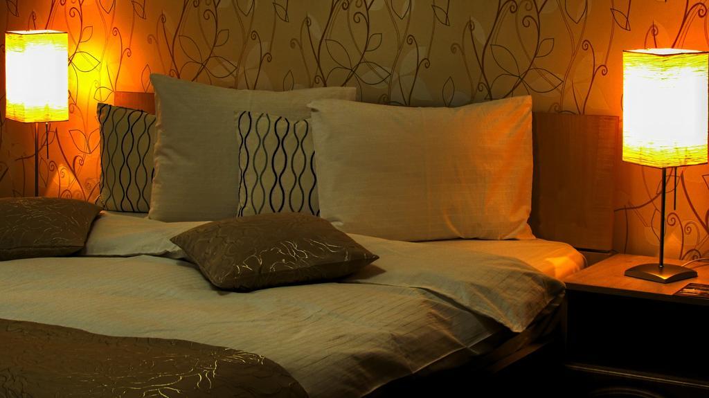 City Garden Rooms And Apartments Bucharest Room photo