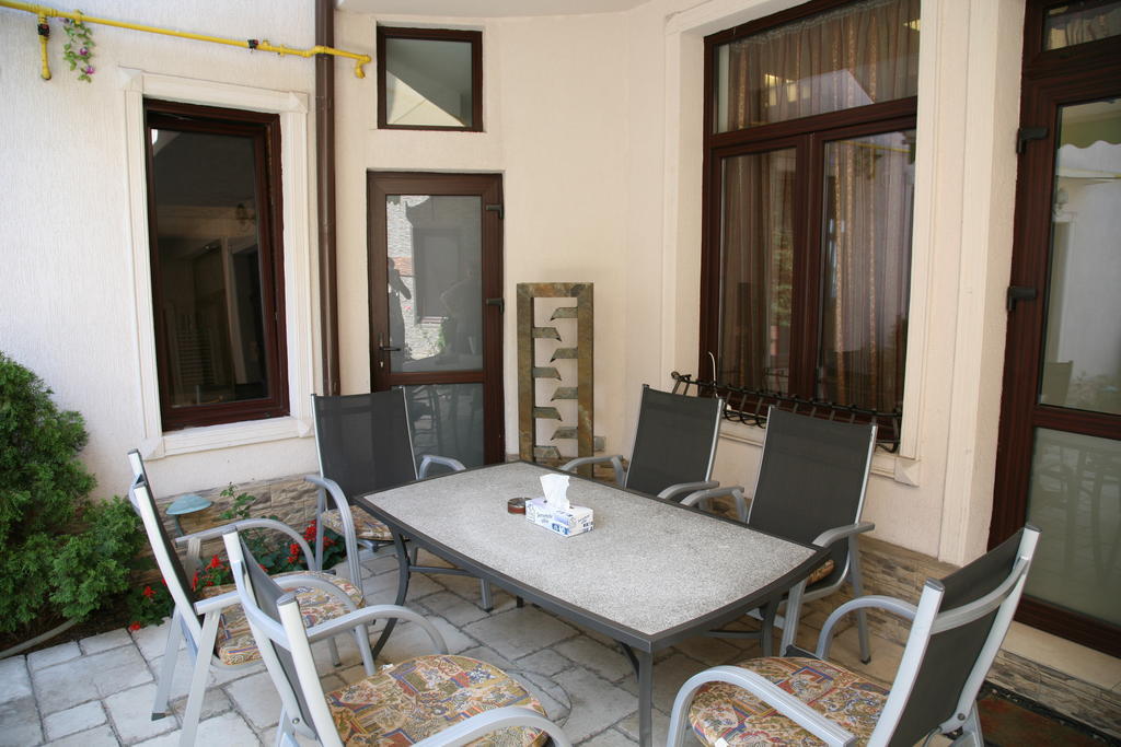 City Garden Rooms And Apartments Bucharest Exterior photo