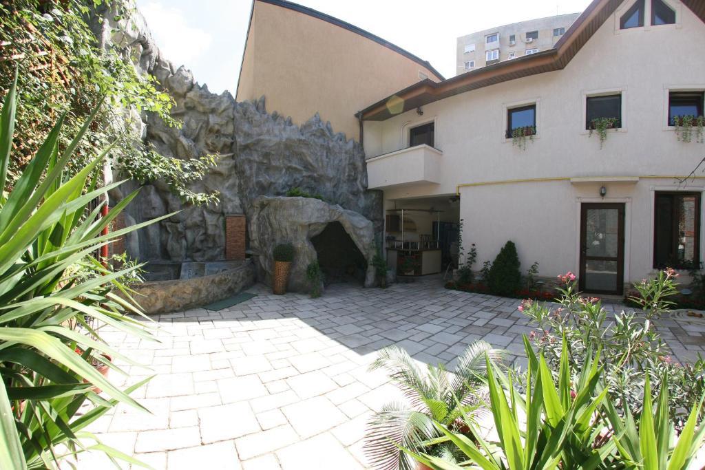 City Garden Rooms And Apartments Bucharest Exterior photo