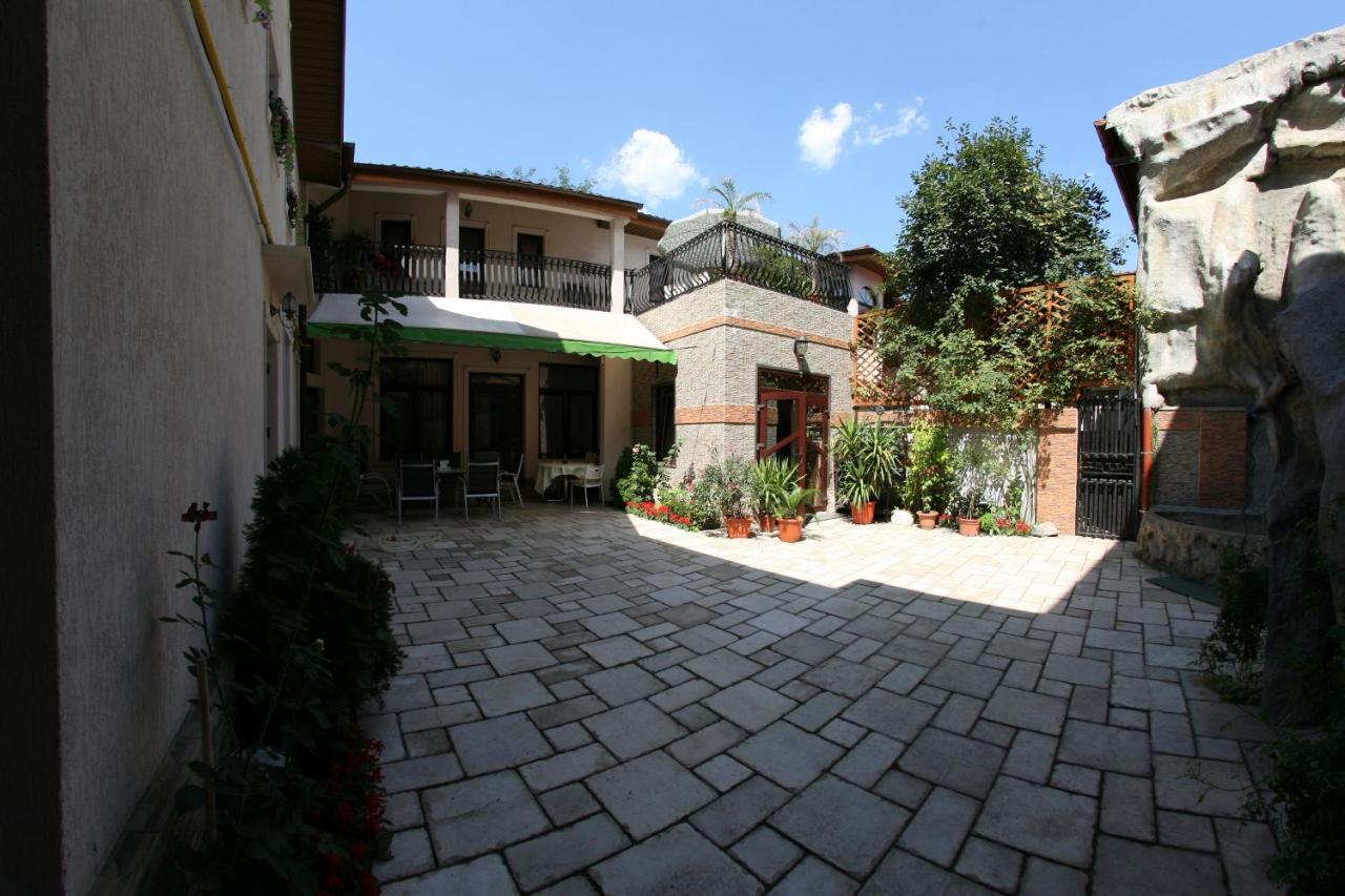City Garden Rooms And Apartments Bucharest Exterior photo