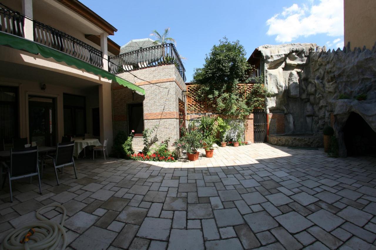City Garden Rooms And Apartments Bucharest Exterior photo